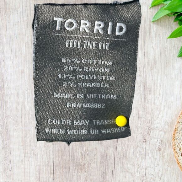 Torrid Super Soft Jegging Size 18S SHORT Blue Dark Wash Distressed Soft Stretchy - Picture 8 of 9